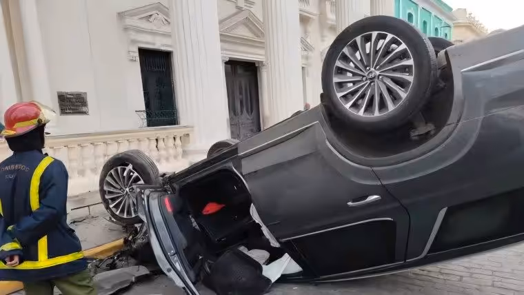 Accidente en el parque Vidal de Santa Clara deja un auto volcado frente a la Biblioteca Martí