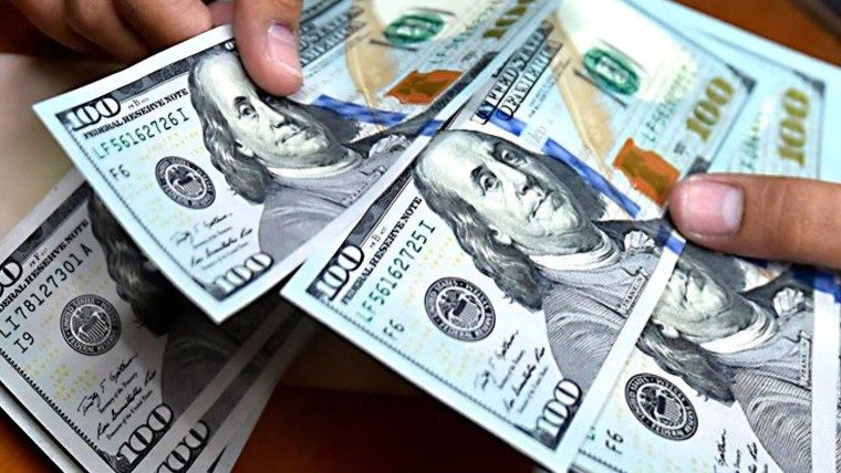 Comenzaron a enviar los cheques de 2000 dólares según el principal asesor económico de Trump