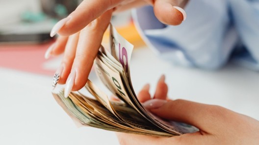 Cae el dólar en Cuba: así amanecen hoy el USD, euro y MLC en el mercado informal