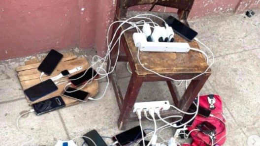 Cuba: cobran hasta 300 pesos por persona por cargar un celular tras el Huracán
