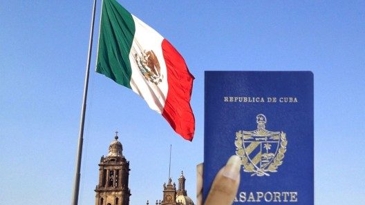 El trámite que miles de cubanos están usando para obtener residencia en México