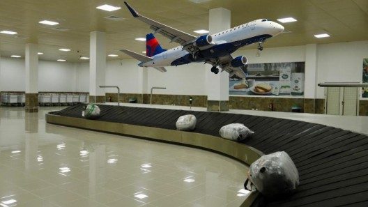 Acusan y demandan a aerolínea Delta por «beneficiarse» del Aeropuerto de La Habana