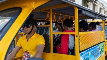 Triciclos eléctricos llegan a Cienfuegos con una nueva ruta hacia el aeropuerto