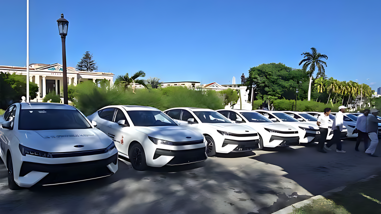 Diez autos Moskvich donados por Rusia comienzan a funcionar en La Habana