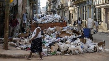 Movilizan a 600 barrenderos para limpiar la basura de La Habana ante su aniversario 506