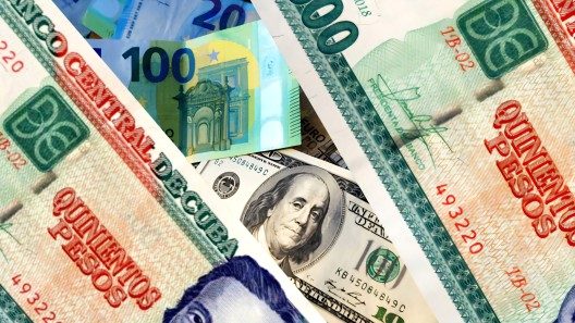 El euro cae por debajo de los 500 pesos, y el dólar sigue perdiendo valor en el mercado informal cubano