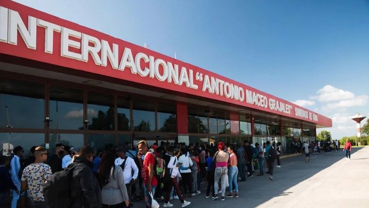 Aeropuerto de Santiago de Cuba retoma vuelos nacionales tras el paso del huracán Melissa