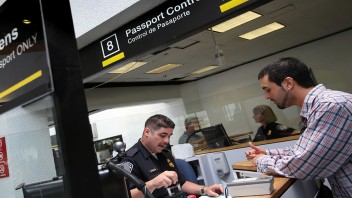 Estados Unidos endurece el control de entrada y salida para portadores de green card