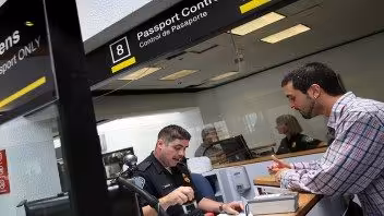 Estados Unidos endurece el control de entrada y salida para portadores de green card