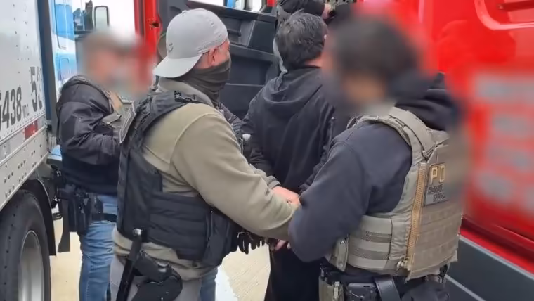 Aumentan casi 2,000% los inmigrantes sin antecedentes detenidos por ICE tras el regreso de Trump