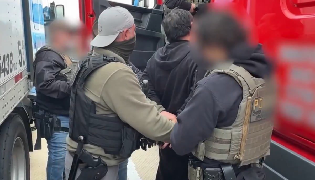 Aumentan casi 2,000% los inmigrantes sin antecedentes detenidos por ICE tras el regreso de Trump