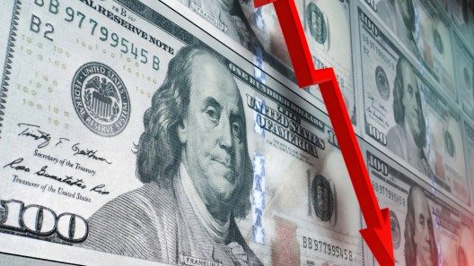 ¿Vender tus divisas antes de que sigan bajando o comprar ahora? Caída imparable del dólar y el euro en el mercado informal cubano