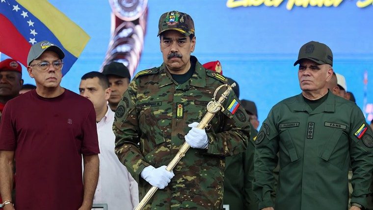 Maduro ordena a la fuerza aérea estar lista ante creciente tensión con Estados Unidos