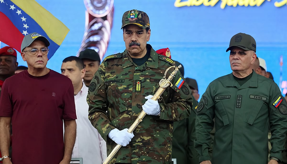 Maduro ordena a la fuerza aérea estar lista ante creciente tensión con Estados Unidos