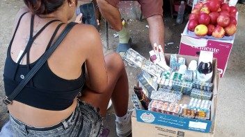 El mercado negro sustituye a las farmacias: lo que ocurre hoy en el Puente de 100