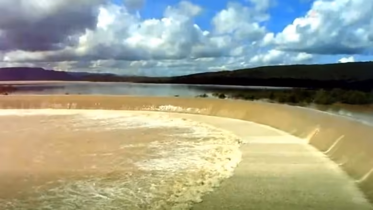 La presa La Yaya en Guantánamo alcanza su capacidad máxima y vierte por sexta vez en cincuenta años