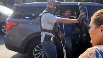 Juez federal ordena liberar a más de 600 migrantes detenidos durante operativo en Chicago