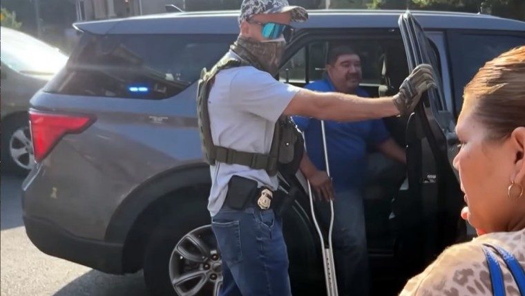 Juez federal ordena liberar a más de 600 migrantes detenidos durante operativo en Chicago