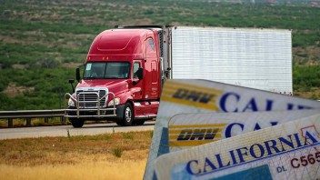 California planea revocar miles de licencias comerciales a inmigrantes tras auditoría estatal