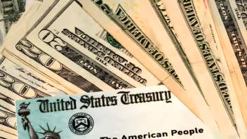 Trump aclara quiénes recibirán los pagos de 2 mil dólares