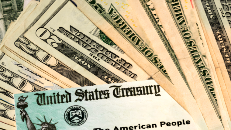 Trump aclara quiénes recibirán los pagos de 2 mil dólares