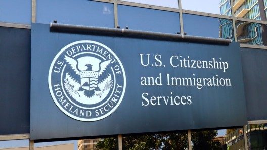 Juez obliga a USCIS a reactivar residencias bloqueadas por veto migratorio de Trump