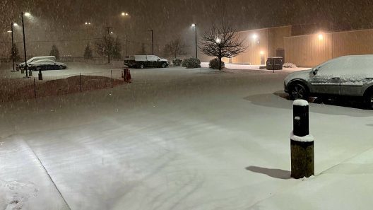 Comienzan los grandes retrasos y cancelaciones de vuelos por fuerte nevada que podría ser histórica
