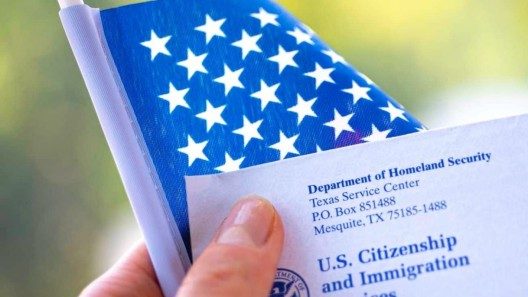 Beneficios migratorios en pausa para cubanos en EE.UU: abogada explica qué pasará