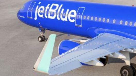 Vuelo de JetBlue al borde de la tragedia: a segundos de chocar con un avión militar de EE.UU.