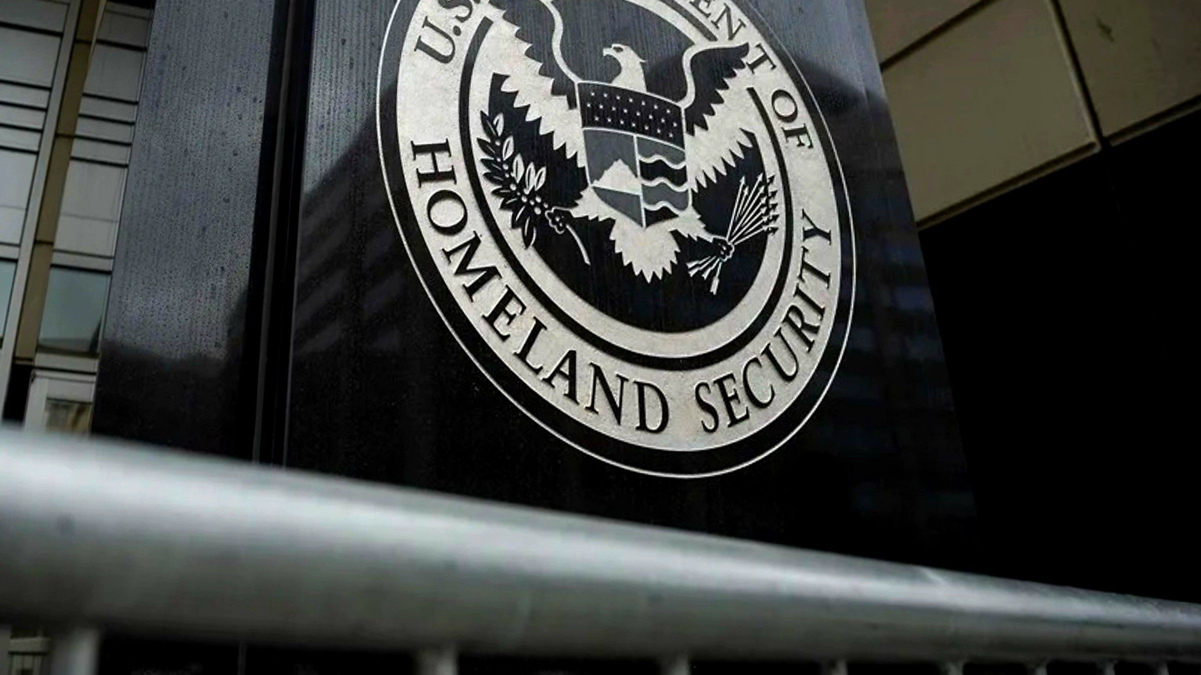 Tribunal federal de Rhode Island anula tres políticas de USCIS que frenaban trámites migratorios