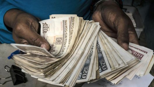 ¿A cuánto equivalen los salarios y las pensiones en Cuba respecto a las nuevas tasas de cambio del Gobierno?