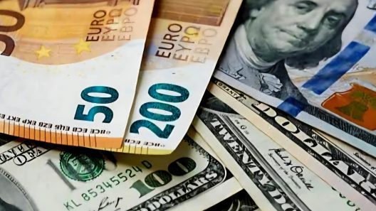 ¿Cómo reaccionan las tasas de cambio del mercado informal al anuncio de la nueva tasa oficial del gobierno?