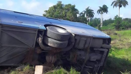 Gran accidente de ómnibus en la autopista nacional deja dos fallecidos y más de una decena de lesionados
