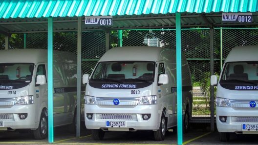 Carros fúnebres eléctricos refuerzan en La Habana un servicio marcado por las quejas