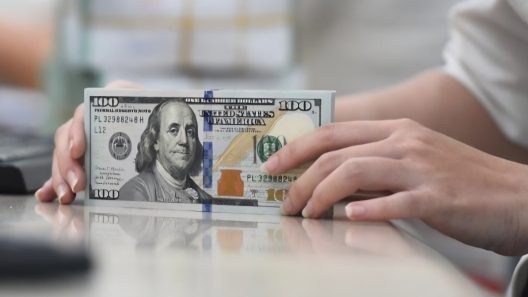 Tasa de cambio oficial en Cuba hoy. Así está el dólar en los bancos y en las calles