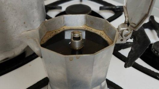 Si no cuelas el café así en Cuba, lo estás haciendo mal: los errores que muchos cometen