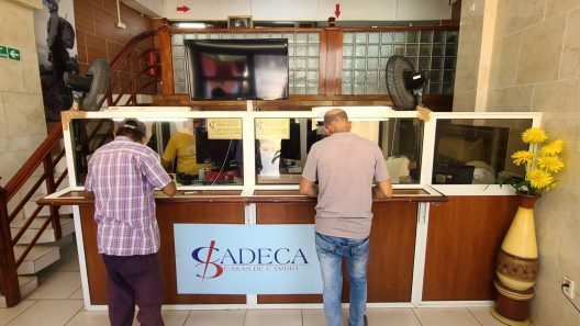 Comprar dólares en Cuba: casi dos años de espera y un sistema de turnos que sigue sin funcionar bien