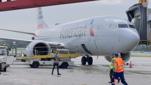 Piden a American Airlines y otras aerolíneas a cancelar todos los vuelos a Cuba