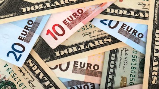 Suben el dólar y el euro en Cuba: Nuevos ajustes en la tasa oficial y estabilidad relativa en el mercado informal