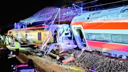 Al menos diez fallecidos tras el choque de dos trenes de alta velocidad en Córdoba