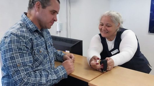 ETECSA premia con reloj inteligente a quienes pagan Internet en dólares