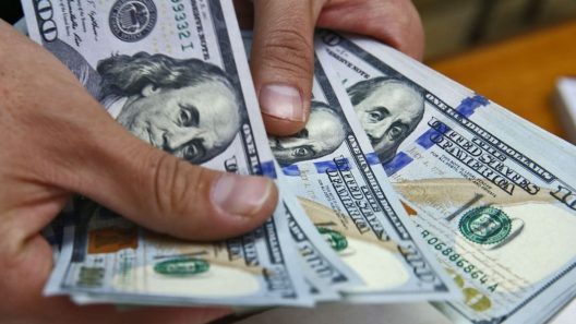 Así amanecen el dólar y el euro en Cuba: se dispara esta divisa