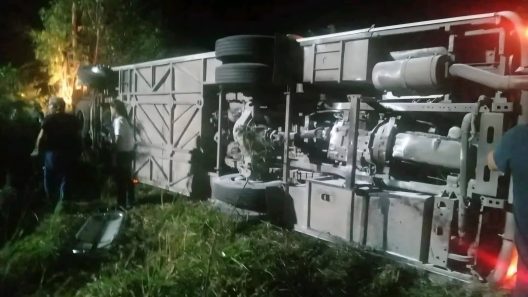Vuelca ómnibus con trabajadores del Mariel en Jimaguayú