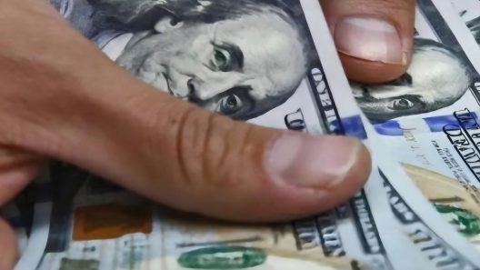 Vuelve a subir el dólar y el euro en Cuba: valores oficiales e informales
