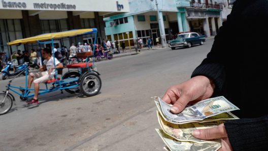 Gran aumento del dólar en Cuba hoy. Sube en el mercado informal pero más según el Banco Central
