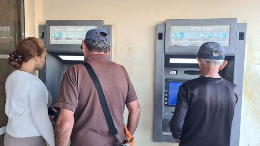 Cubanos denuncian límites para sacar salarios de los bancos