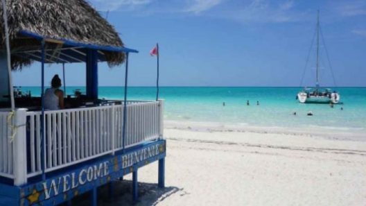 Reportan cierre de hoteles y reubicaciones de turistas en Cuba