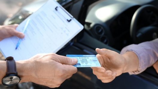 Conductores en Florida ya enfrentan dificultades tras cambio de idioma en exámenes