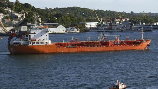 Reportan entrada de cargueros con combustible a Cuba en medio de crisis