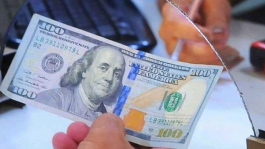 Tipo de cambio en Cuba hoy: el dólar roza los 500 CUP en la calle